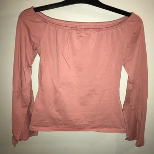 Ljus rosa tröja  - Rosa tröja från Nelly, har en slit på armen! Super fin. Knappt använd som ny