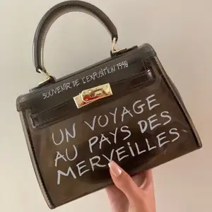 Snygg väska med fransk text på, använd några gånger men den är i bra skick! 