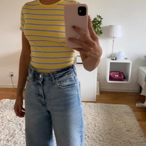 Bikbok t-shirt - S - en gul bikbok tröja i storlek S. Använd få gånger. Pris 55kr inkl frakt. Betalning via Swish