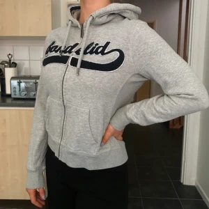 Luvtröja Bondelid - Fin luvtröja från bondelid 