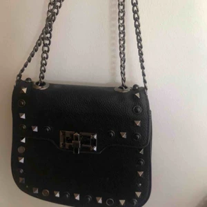  - Skitsnygg axelväska med nitar!🖤går att ha över axeln men också tvärs över då det är justerbar kedja🤍