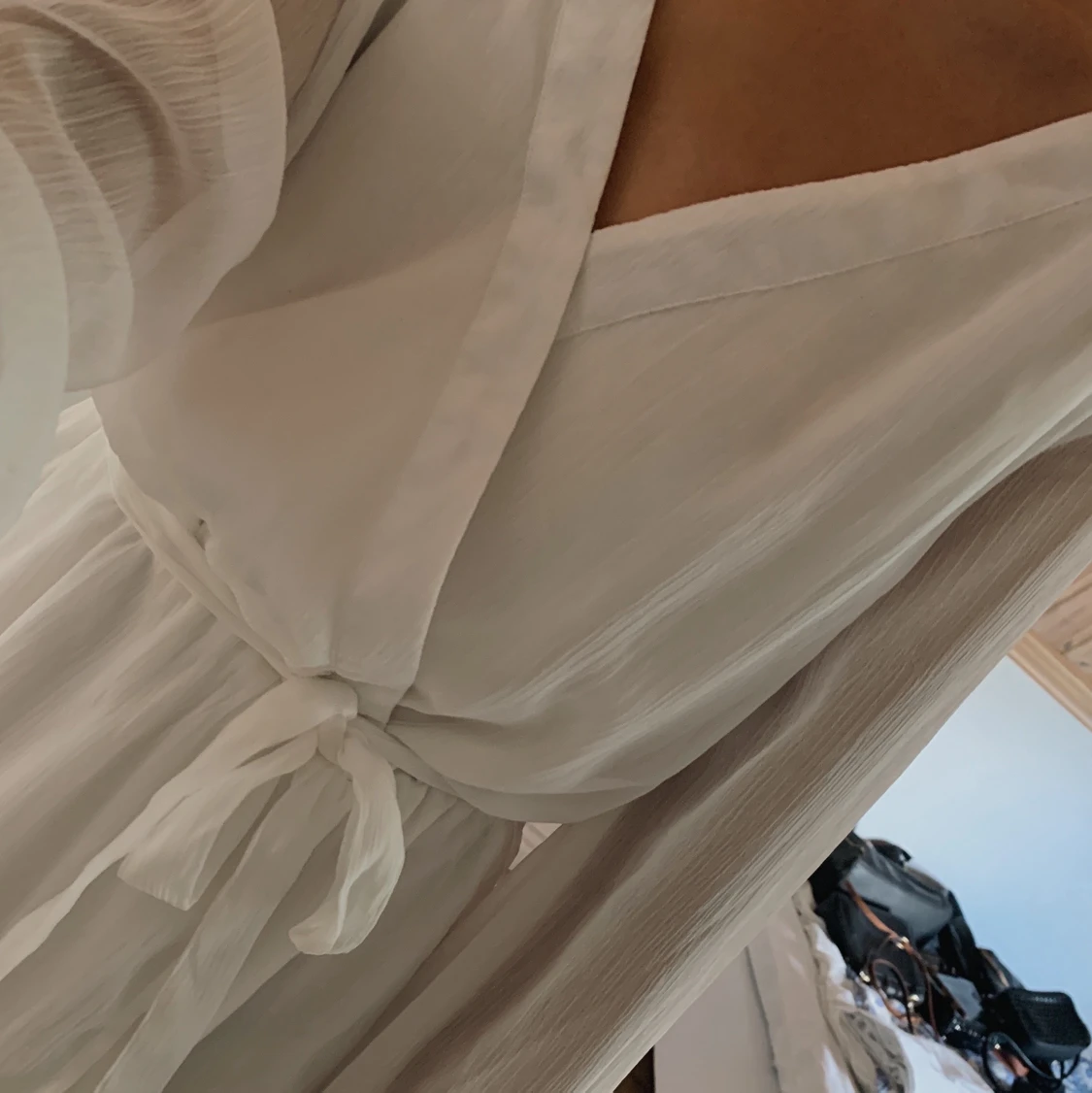 Vit klänning med band i midjan - 91