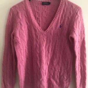 Ny Ralph lauren tröja!! - Mysig och skön Oanvänd ralp lauren tröja i storlek Medium sitter tajt och fint. 150kr och köparen står för frakt 💕