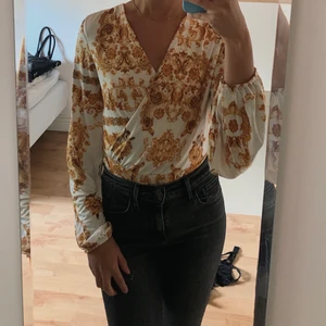 Blus med gula detaljer - Helt oanvänd v-ringad blus. Priset är inkl frakt