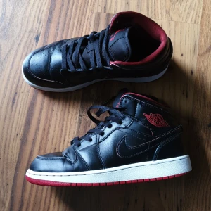 Jordan 1 mids 37,5 - Använda men nytvättade och i mkt fint skick! Har lite creases på tårna, annars är de som nya. Originalkartong medföljer om så önskas. Buda från 600 :) bud just nu: 700