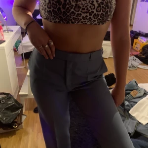 Ljusblåa kostym byxor - Ljusblåa kostym byxor skriv för fler bilder så skickar jag💕