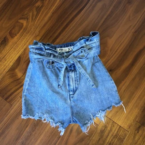 Stl XS - Högmidjade snygga jeansshorts med skärp.💙