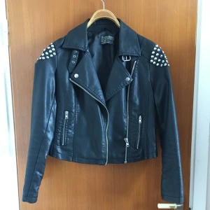 Bikerjacka i konstläder - Ascool ’skinnjacka’ i bikermodell, PU-läder. Endast använd ett fåtal gånger. Plus frakt 🌸