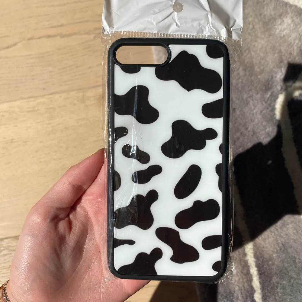 Säljer ett helt nytt trendigt iphonefodral till iphone 7/8 plus från Spell Cases. Oöppnaf.  Älskar det verkligen så vill att den ska till en bra köpare🥰många intresserad så buda på, ledande bud 210+frakt❤️👻. Accessoarer.