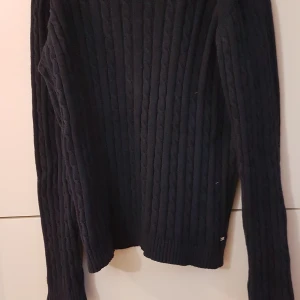 tröja 158-164 - mörkblå holly & whyte tröja i nyskick. Har bara används vid 3 ggr