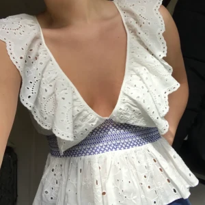 Zara topp - Världens finaste topp!! den är i storlek M men passar mig som är en S. Man ser verkligen ut som en sommardröm i denna😍
