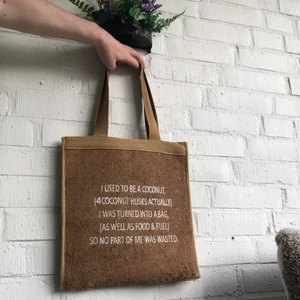 Väska utav kokos - En superfin slitstark axelväska gjort utav äkta kokos från TBS. Tjocka tåliga axelband, mycket får även plats i väskan och den går även att använda som en sittdyna utomhus! Nyskick, både snygg och miljövänlig! 