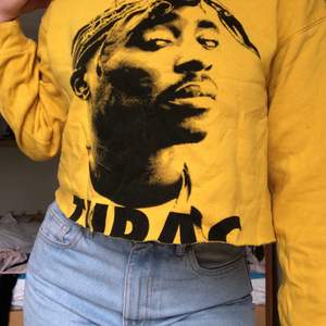 Gul Tupac tröja köpt i Macau 🇲🇴 den är avklippta och i fint skick. 150kr