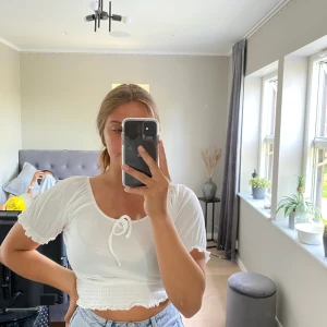 Nelly Blus strl M Aldrig använd - En blus i strl M. Prislappen finns fortfarande kvar och jag har köpt den på Nelly.com. Nypris 250kr