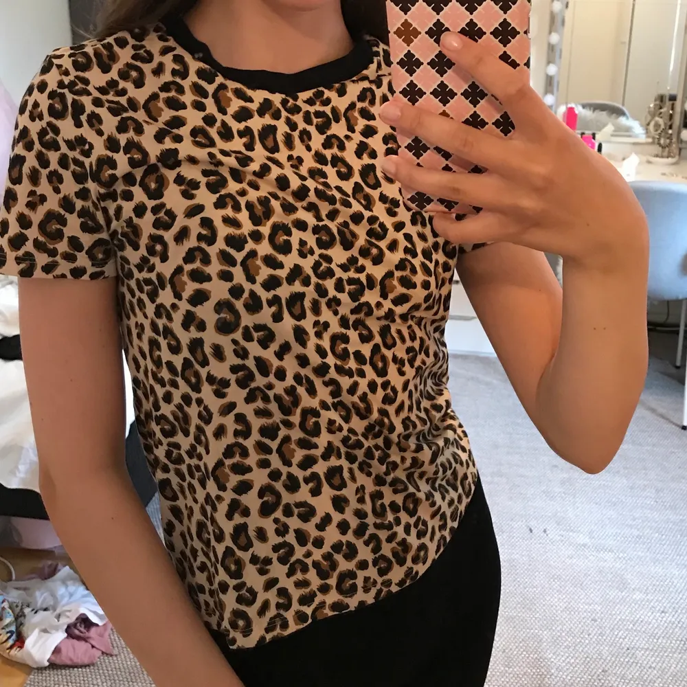 En jättefin leopard T-shirt från H&M i storlek Xs. I jättefint skick. Priset går att diskutera. Frakt tillkommer som köparen står för. Vid frågor så är det bara att höra av sig.. T-shirts.