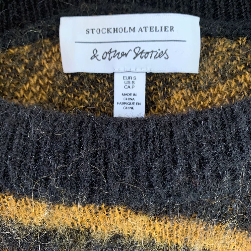 Stickad tröja från & Other Stories med svart och gult zebramönster. Är knappt använd så är i väldigt bra skick! (Köparen står för frakt). Stickat.