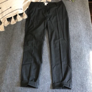 Kostymbyxor - Grå kostymbyxor med textur i tyget