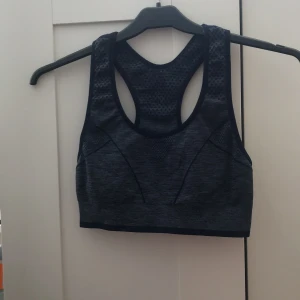 Sporttop - Sporttop från Panos Emporio. Strl xs/s. Kan skicka, köpare står för frakt.