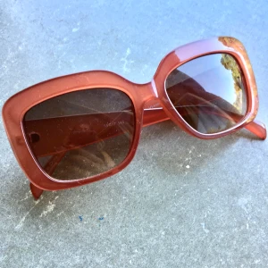 Solglasögon  - Somriga solglasögon som jag inte minns vart jag köpte, har aldrig använt dom så de är helt nya!💞