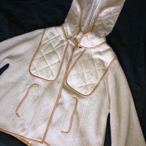 Jacka från Hm - Beige jacka från Hm går även att använda som tjocktröja, storlek 36 pris; 150kr.