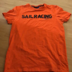 Sail racing t-shirt i storleken S - Storlek S passar även till män och kvinnor ,använd några gånger äkta