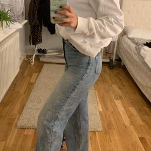 Säljer mina snygga monki jeans i modellen ”Yoko”. Storlek 24! Är 165cm och når mina skor. Bra skick, använd fåtal gånger. Säljer för att dom inte kommer till användning❤️Kunden står för frakt!