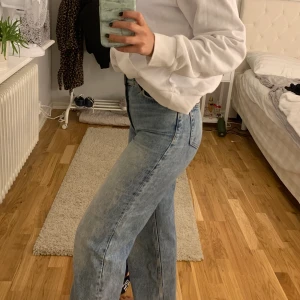 Monki jeans - Säljer mina snygga monki jeans i modellen ”Yoko”. Storlek 24! Är 165cm och når mina skor. Bra skick, använd fåtal gånger. Säljer för att dom inte kommer till användning❤️Kunden står för frakt!