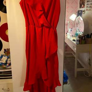 En snygg röd klänning från h&m som inte kommer till användning lägre. Köparen står för frakt. Swish💕💕