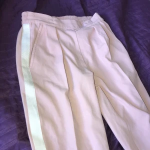 Byxor för 30 kr  - Helt nya Baby rosa byxor storlek 34 (xs) 