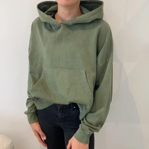 Mörkgrön Hoodie ifrån carlings - Använd 1gång, väldigt bra skick. Snygg till både jeans och kjol. Frakt 70kr💚💚💚