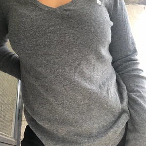 Ralph lauren långärmad tröja - Jättesnygg och fräsch äkta Ralph Lauren långärmad tröja i färgen grå. Köptes i USA för nått år sedan men har knappast använt den. Köptes för 200 kr. En mycket mysig bomullströja🤍🤍