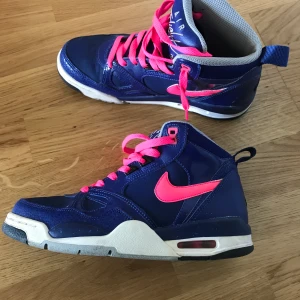 NIKE AIR FLIGHT 2013 - Cute Nike air Flight 2013, säljer eftersom att de är för små. Stl är 38 men de är väldigt små så skulle säga att de passar någon som har 37. Buda i DMs, köpare står för frakt.  