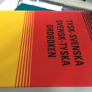 Tysk ordbok - Tysk med svenska ordbok köpte den för 380 säljer för 150(95000 ord o fraser
