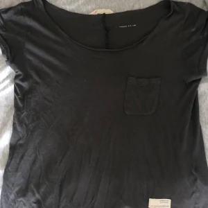 Odd Molly T-shirt - Mörkgrå T-shirt från Odd Molly💞. Lös och luftig i storlek 1 (XS-S). Vid köp står köparen för frakt eller så möts vi upp i kvarnby. 