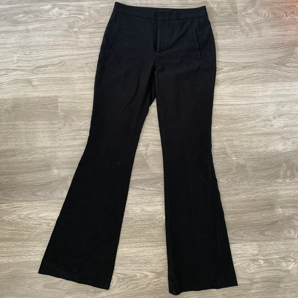 Svarta utsvängda kostymbyxor från Zara i superfint skick! Köpare står för frakt☀️❣️. Jeans & Byxor.