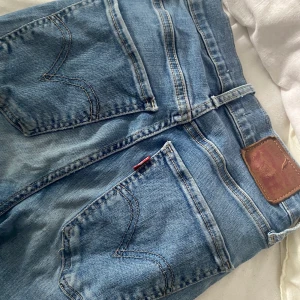 Levis byxor - Storlek W24, xs. Väldigt fina, slitning på benet där av priset. Väldigt stretchiga, håller formen bra, samt tajtare i midjan. Hål i nedre delen av byxan syns inte om man viker upp, går och laga. Säljs till någon som har tid och fixa till byxan en aning. 