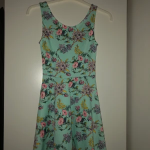 Söt klänning från H&M - Säljer pga att jag aldrig använder den o den börjar bli liten, fint skick💞 vi fraktar o köparen står för frakten OBS- ENDAST SWISH