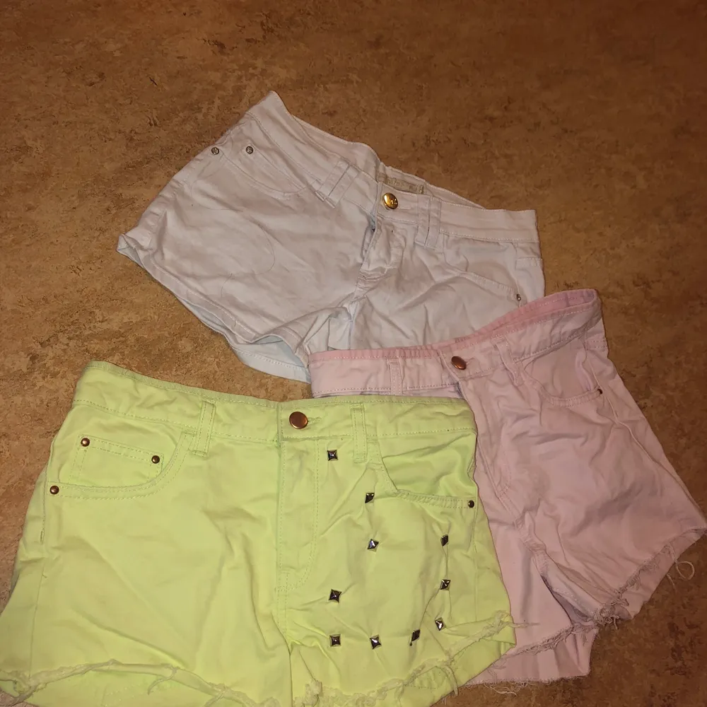 Shorts i färgerna vitt, ljusrosa och ljusgrön.. Shorts.