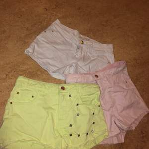 Shorts i färgerna vitt, ljusrosa och ljusgrön.