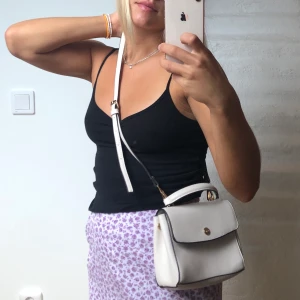 Ljusrosa väska från bershka  - Säljer min ljusrosa väska från bershka. Väldigt bra skick då den inte har används speciellt mycket. Kan användas som crossover eller endast handtaget. Priset kan diskuteras! Frakt tillkommer på 50kr 