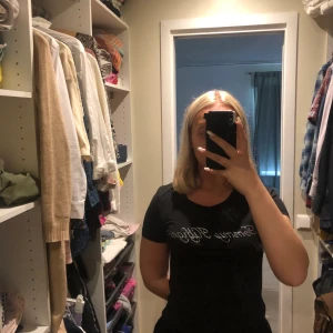 Tommy hilfiger t-shirt - t-shirten är använd fåtal gånger och är därmed i väldigt fint skick🤑