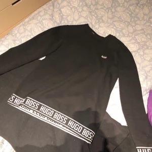 Hugo boss sweatshirt - Skick 10/10 använd kanske 2-3 gånger. Säljer för att den är för liten. Nypris är 1000+ och säljs för väldigt mycket mindre!