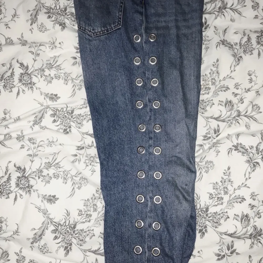 Unika och coola jeans från Gina Tricot, använda fåtal gånger, i nyskick! . Jeans & Byxor.