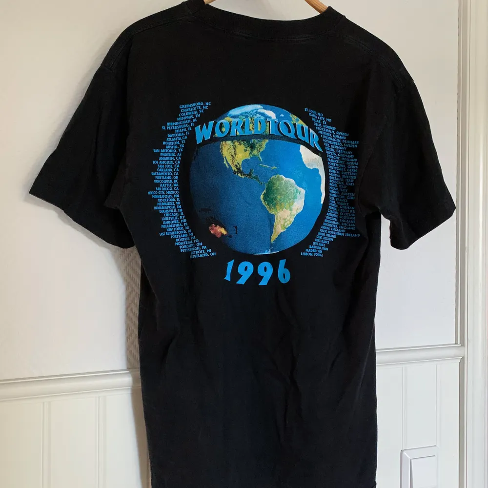 En t-shirt jag köpte för ett par år sedan på Myrornas i Göteborg! Är i L, jag har 40/42 i vanliga fall och den är oversized på mig. Om flera är intresserade blir det budgivning. Frakt tillkommer! . T-shirts.
