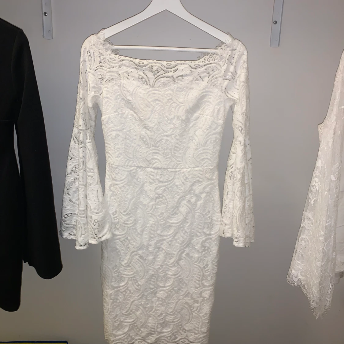 Offshoulder Spetsklänning strl S