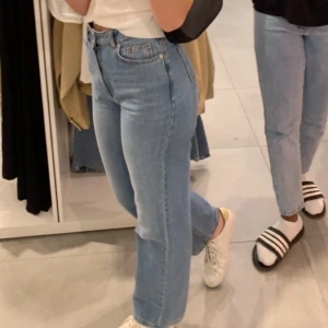 Vida jeans från NA-KD - Vida jeans ifrån NA-KD, Sjukt sköna, Bra passform, Strl 36 men passar 38 kanske 40, Använda några gånger, säljer pga förstora i midjan, högst bud vinner, +frakt, för mer info skriv,                             högsta budet just nu ligger på 270 kr + frakt