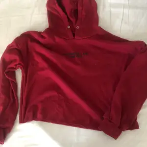 Supermjuk röd hoodie med ganska tunt material. Kontakta mig vid frågor:) Köparen står för frakt 