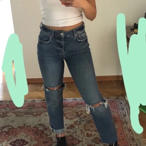 Jeans med hål i - Blåa jeans som man kan antigen ha som straight jeans eller mom jeans. Säljer då de ej kommer till anvädning och tar plats. Superbra skick🙌🏻
