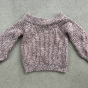 Stickad glitter-tröja Gina Tricot - Storlek S. Stor och mysig tröja med öppna axlar. Festlig men mysig och medveten look. Nyskick, använd 1 gång.