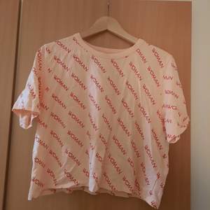 Cropped T-shirt från Junkyard i strl L. Ljustosa tröja med mörkare rosa text. Köpt begagnad men jag har själv aldrig använt.Kan mötas upp eller skicka, jag står INTE för frakten